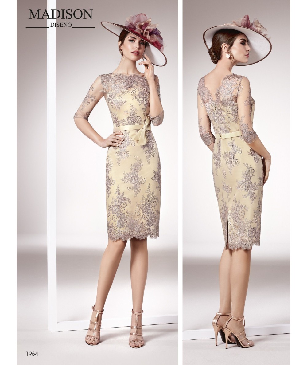 Vestido corto con chaqueta y manga francesa.