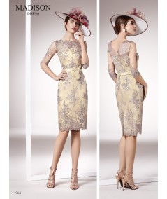 Vestido corto con chaqueta y manga francesa.