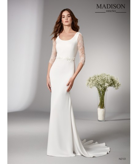 Wedding dress in crepe and chantilly