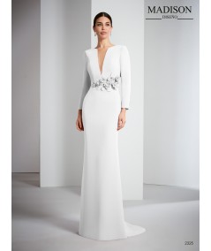 Vestido largo para novias que apuestan por un toque sensual a la vez que actual y juvenil