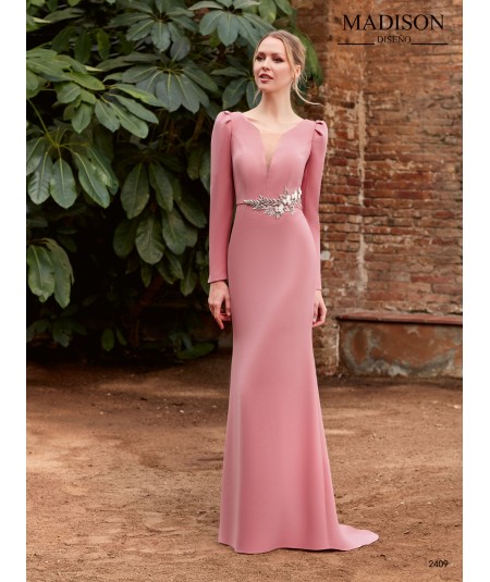 Long mother of the bride dress with puffed sleeves on the shoulder.