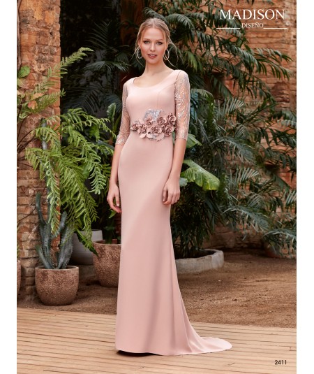 Vestido largo con manga de encaje y flores en el talle a juego