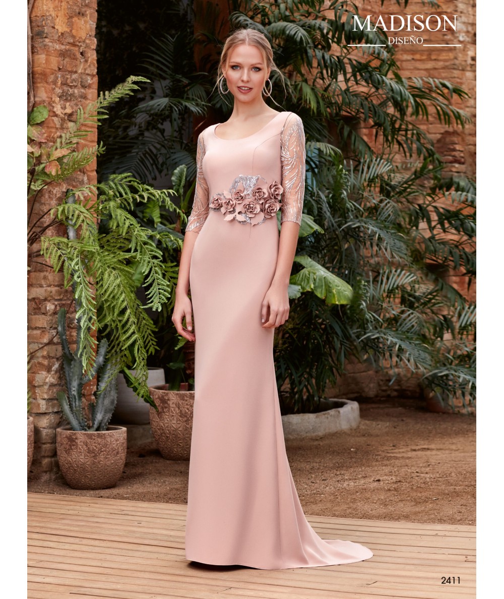 Vestido largo con manga de encaje y flores en el talle a juego