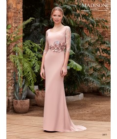 Vestido largo con manga de encaje y flores en el talle a juego