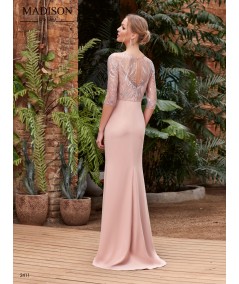 Vestido largo con manga de encaje y flores en el talle a juego