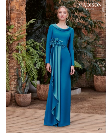 Vestido largo en crepe brillo con cuello doble al bies y faldones