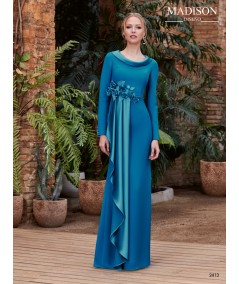 Vestido largo en crepe brillo con cuello doble al bies y faldones