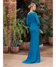 Vestido largo en crepe brillo con cuello doble al bies y faldones
