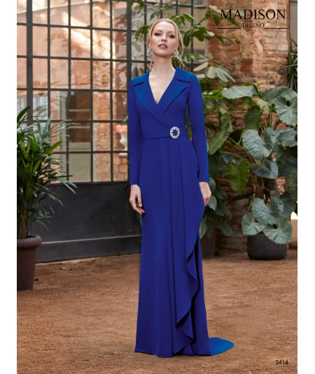Vestido largo con favorecedor escote con solapas