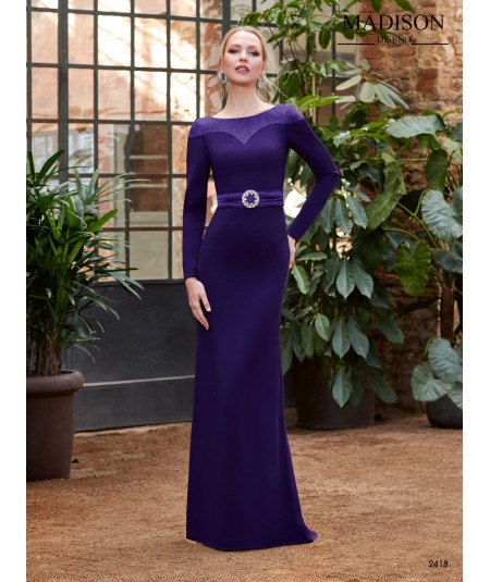 Elegante vestido madrina en triacetao y chantilly en escote