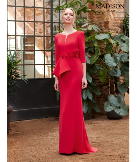 Vestido largo en crepe con flores en el talle y favorecedor faldon