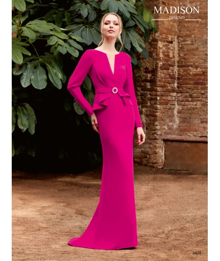 Vestido largo liso con pliegues en el cuerpo y faldones