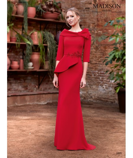 Vestido largo liso con aplique y elegante cuello envolvente.