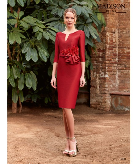Vestido corto en mikado de seda con escote barco y faldones