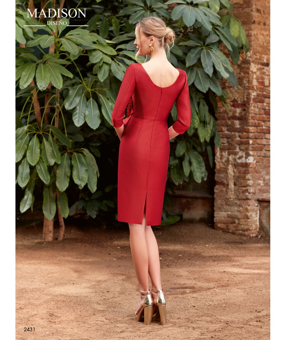 Vestido corto en mikado de seda con escote barco y faldones