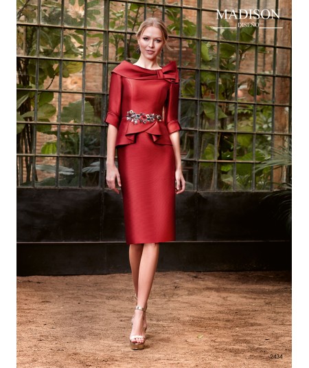 Vestido corto liso de seda con cuello envolvente y faldones
