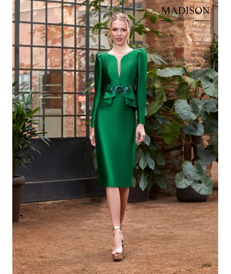 Vestido corto de madrina con manga abullonada y escote en v