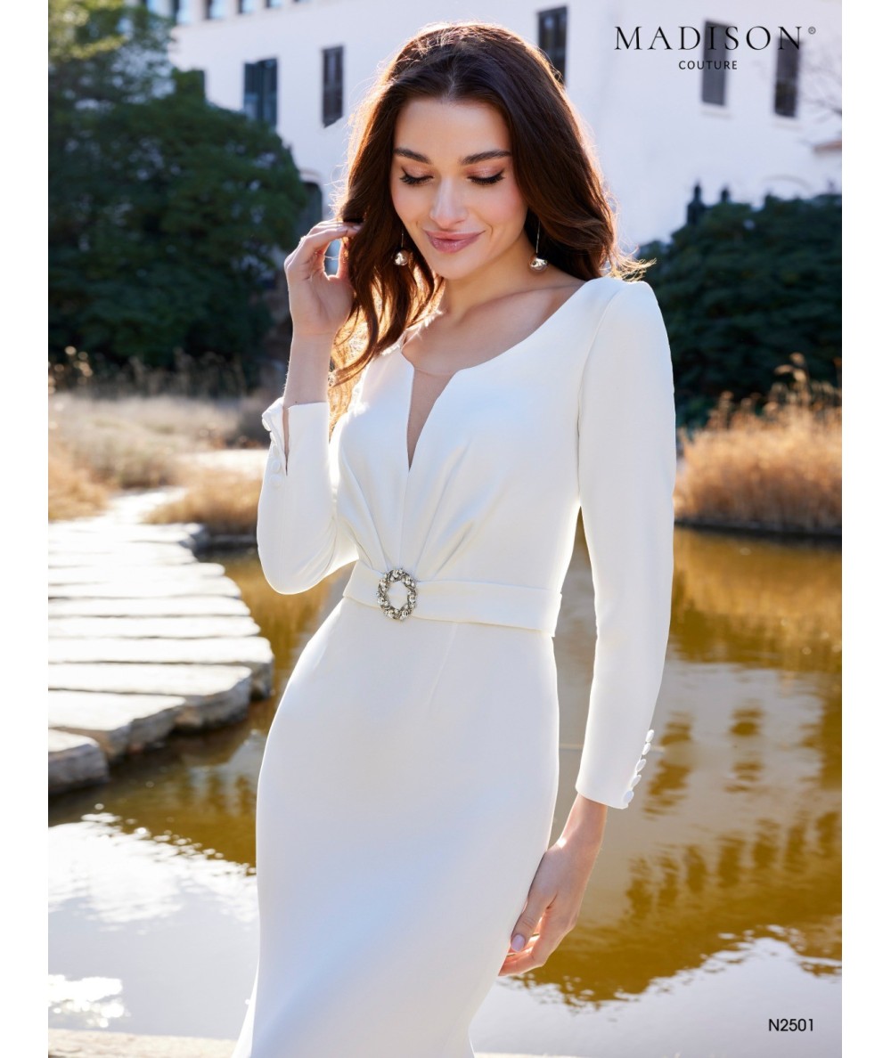 Vestido de novia sencillo con elegante fruncido en cintura y manga larga abotonada