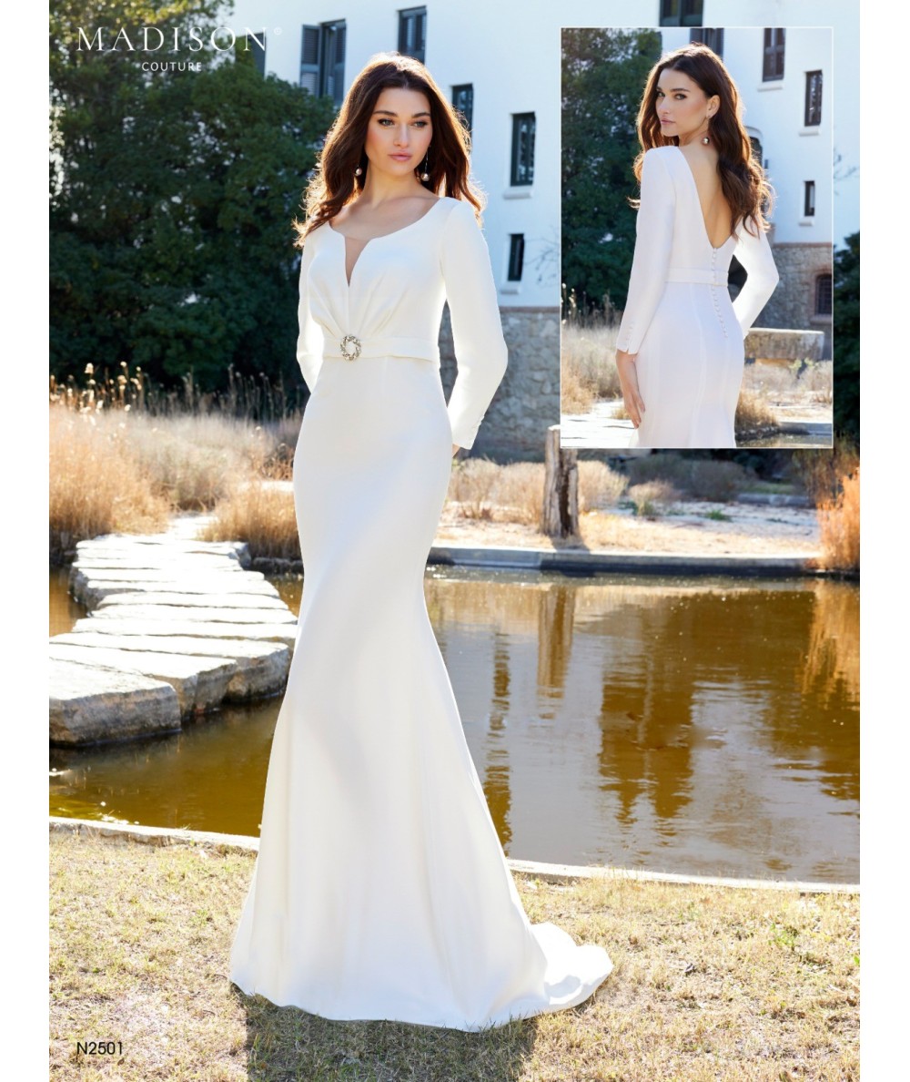 Vestido de novia sencillo con elegante fruncido en cintura y manga larga abotonada