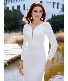 Vestido de novia con escote en V y capas de gasa en hombros.