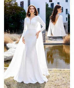 Vestido de novia con escote en V y capas de gasa en hombros.