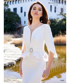 Vestido de novia con plumas de avestruz en cintura
