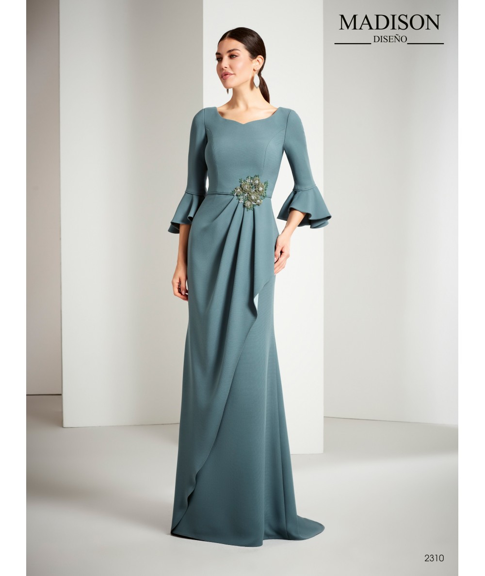 Vestido largo de madrina con manga de volantes rematada