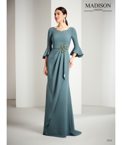 Vestido largo de madrina con manga de volantes rematada