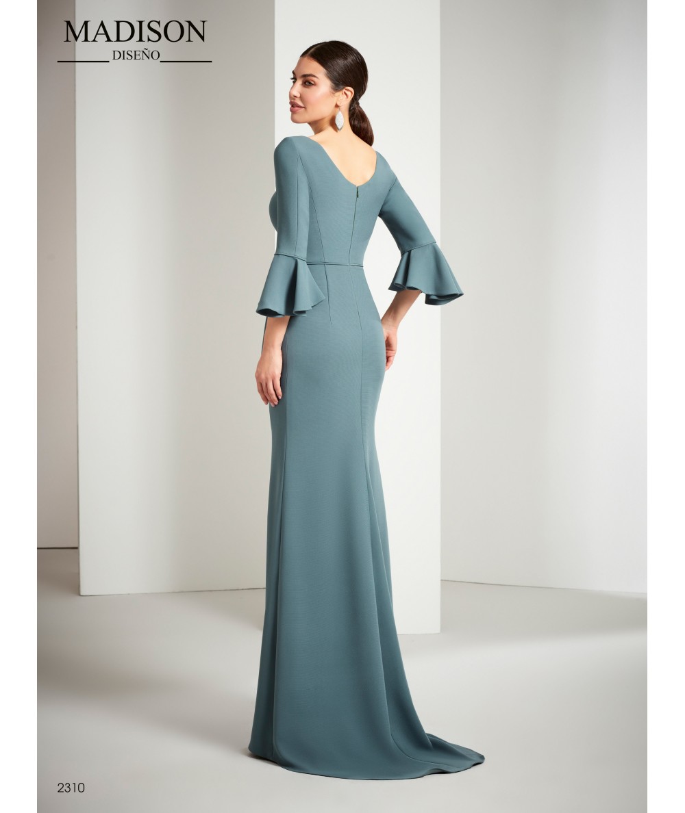 Vestido largo de madrina con manga de volantes rematada