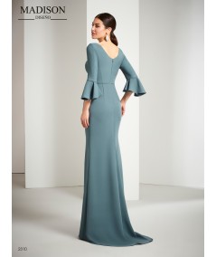 Vestido largo de madrina con manga de volantes rematada