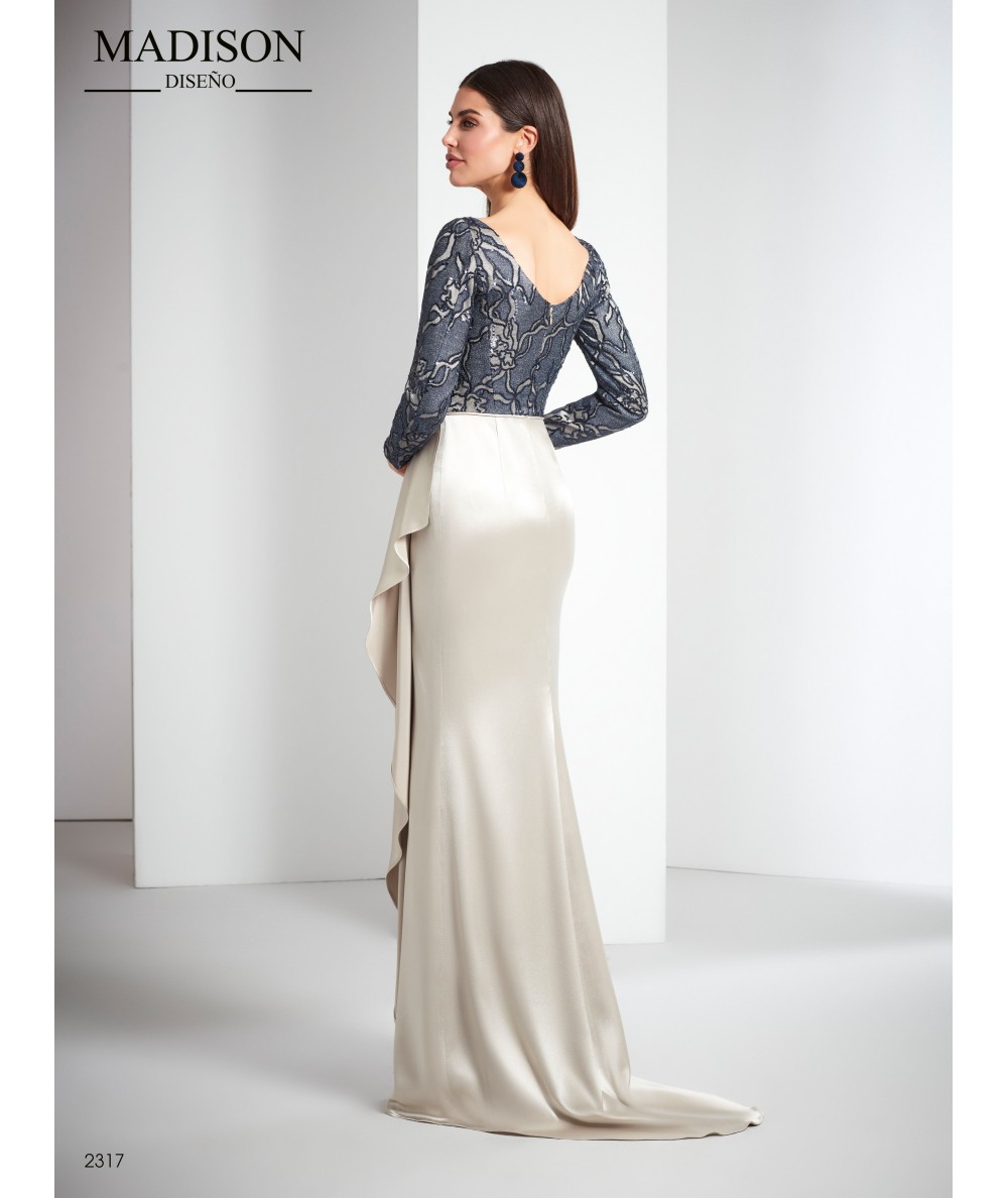 Vestido largo confeccionado en triacetato y encaje con falda