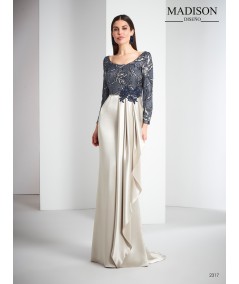 Vestido largo confeccionado en triacetato y encaje con falda