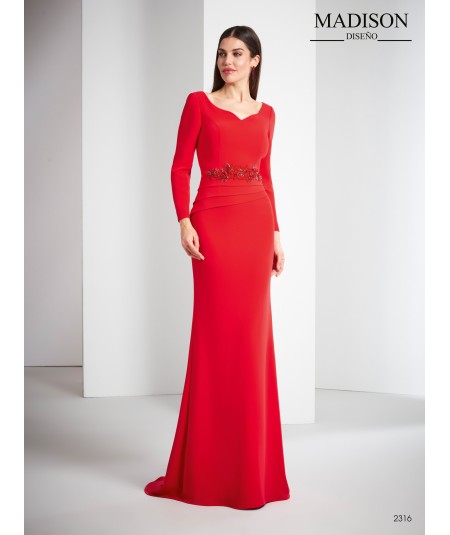 Vestido de madrina largo con manga larga y faldones asimétricos