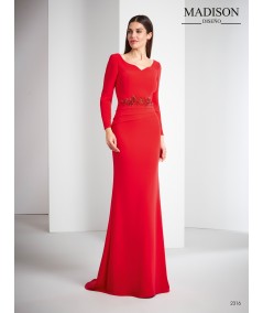 Vestido de madrina largo con manga larga y faldones asimétricos