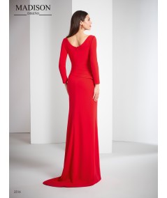 Vestido de madrina largo con manga larga y faldones asimétricos
