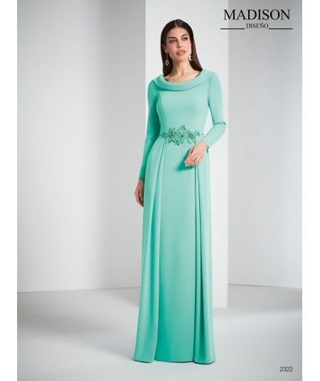 Vestido largo de corte recto confeccionado en crepe