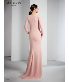 Vestido largo para madrinas que apuestan por un toque sensual