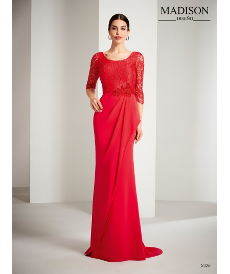 Vestido largo de madrina con encaje. Confeccionado en chantilly