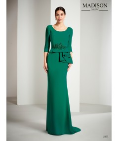 Vestido de fiesta largo liso, confeccionado en crepe con manga francesa