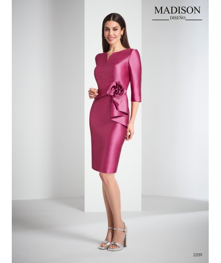 Elegante vestido corto de madrina en mikado piqué de seda