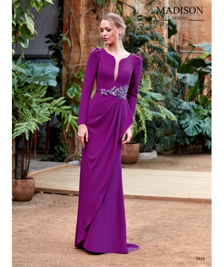 Long  dress with V-neckline and  tulle