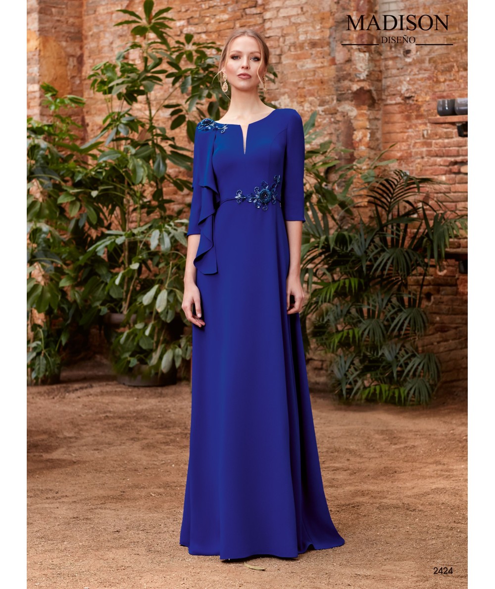 Vestido largo en crepe con capa en hombro