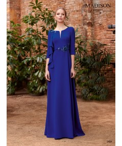 Vestido largo en crepe con capa en hombro