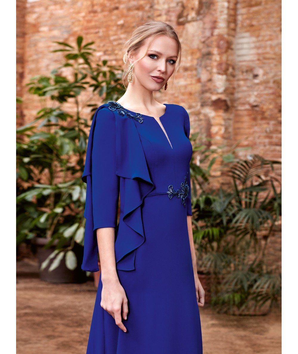 Vestido largo en crepe con capa en hombro