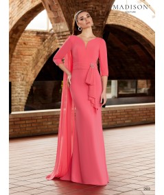 Vestido largo de madrina en coral con capa en hombro
