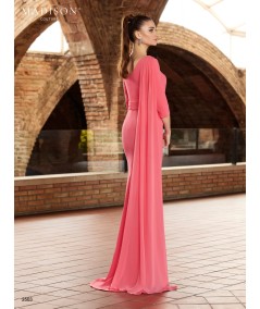 Vestido largo de madrina en coral con capa en hombro