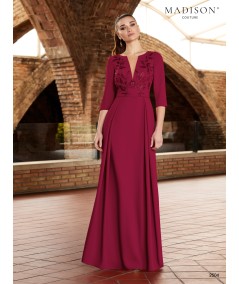 Vestido de madrina burdeos con bordados florales y escote profundo