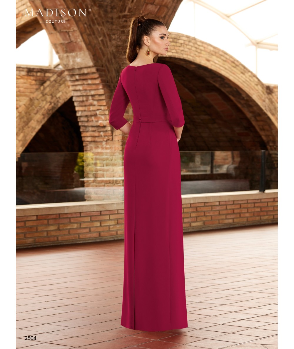 Vestido de madrina burdeos con bordados florales y escote profundo