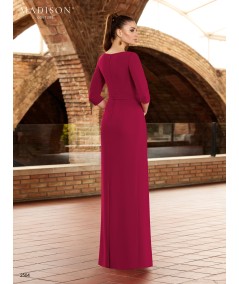 Vestido de madrina burdeos con bordados florales y escote profundo