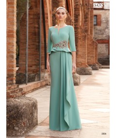 Vestido de madrina verde menta con detalles florales y caída elegante